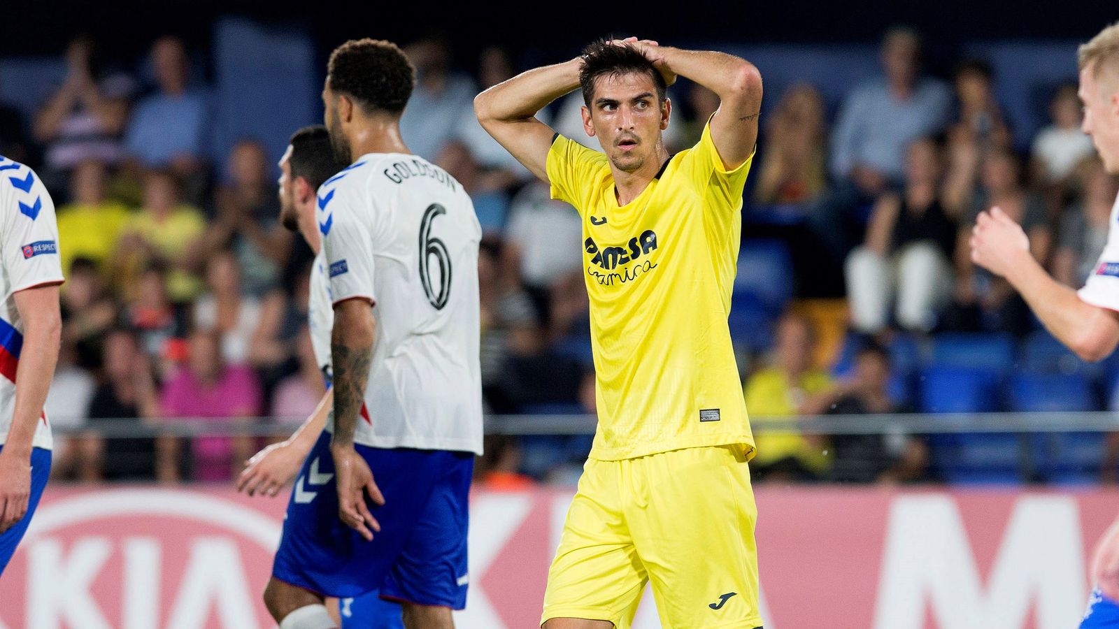 Gerard Moreno es lamenta després d'una de les ocasions errades pels groguets en l'empat contra el Rangers en l'Europa League