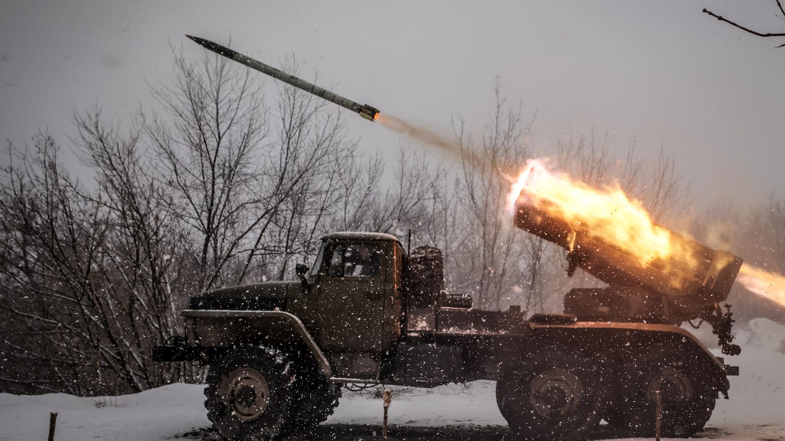Soldats ucraïnesos disparen cap a les tropes russes, prop de la ciutat de Txàssiv Iar a la regió de Donetsk, Ucraïna