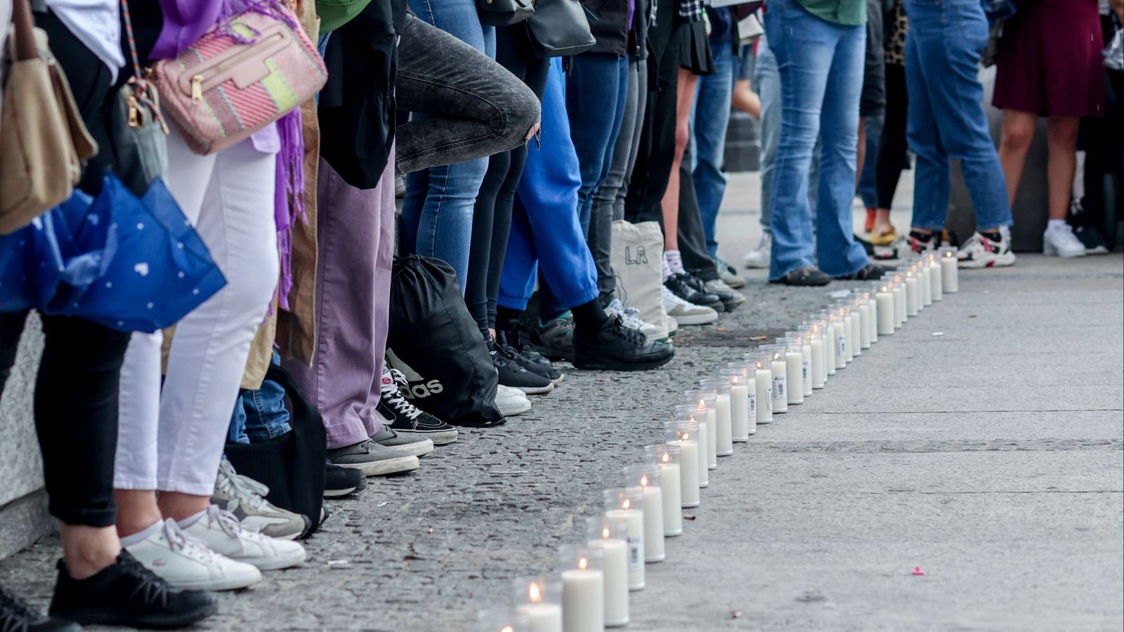 Una concentració de repulsa contra la violència de gènere, amb ciris encés en record a les víctimes