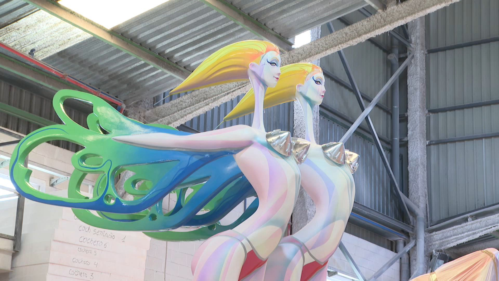 Figures de la foguera "L'efecte papallona", de Port d'Alacant i els artistes Bañuls i Ruiz