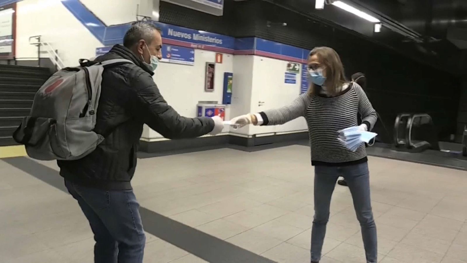 Repartiment de mascaretes al metro de Madrid