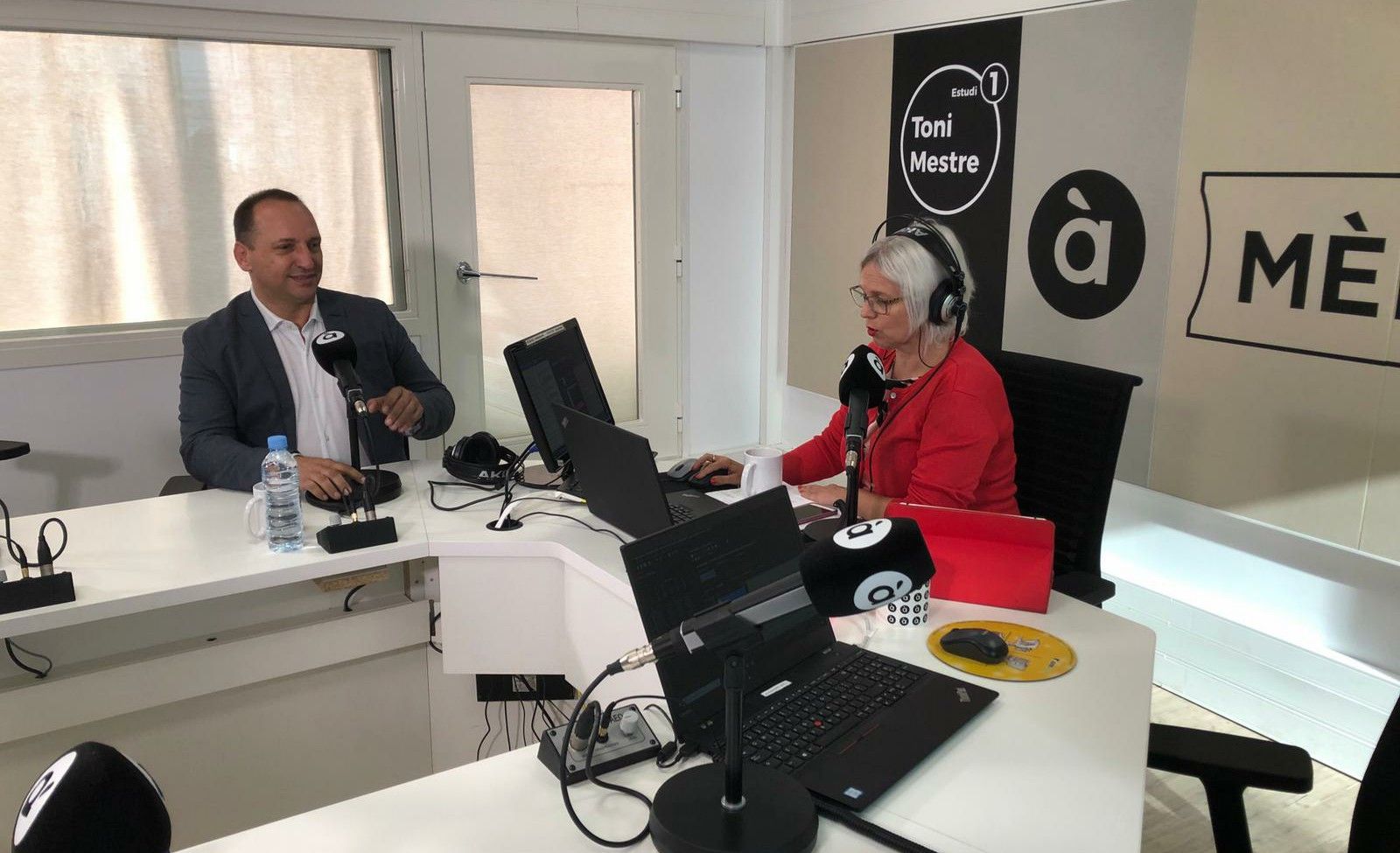 El líder d'Unides Podem, Rubén Martínez Dalmau, i la periodista Elpídia Bellver, durant l'entrevista