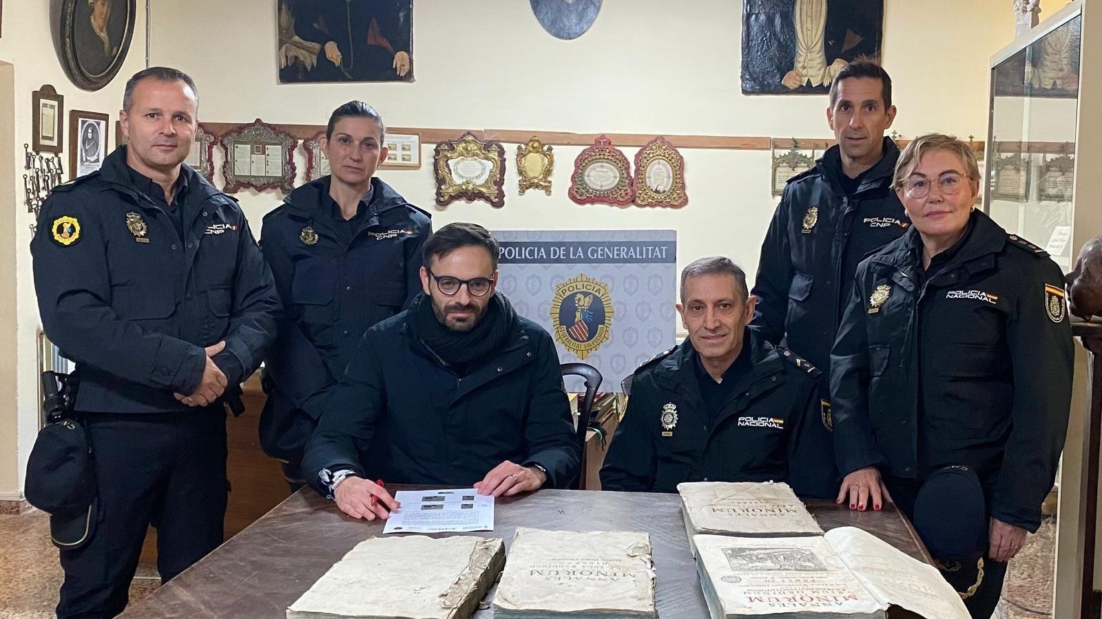 La Policia de la Generalitat amb els quatre llibres robats