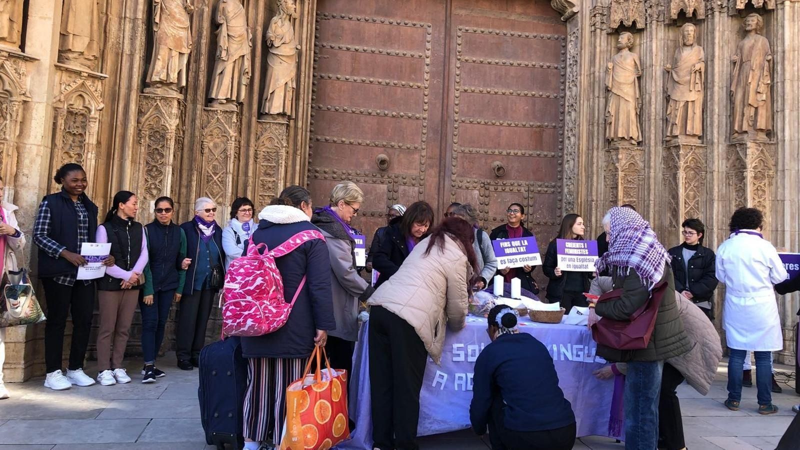 Concentració a la porta dels Apòstols de la Catedral de València per la igualtat