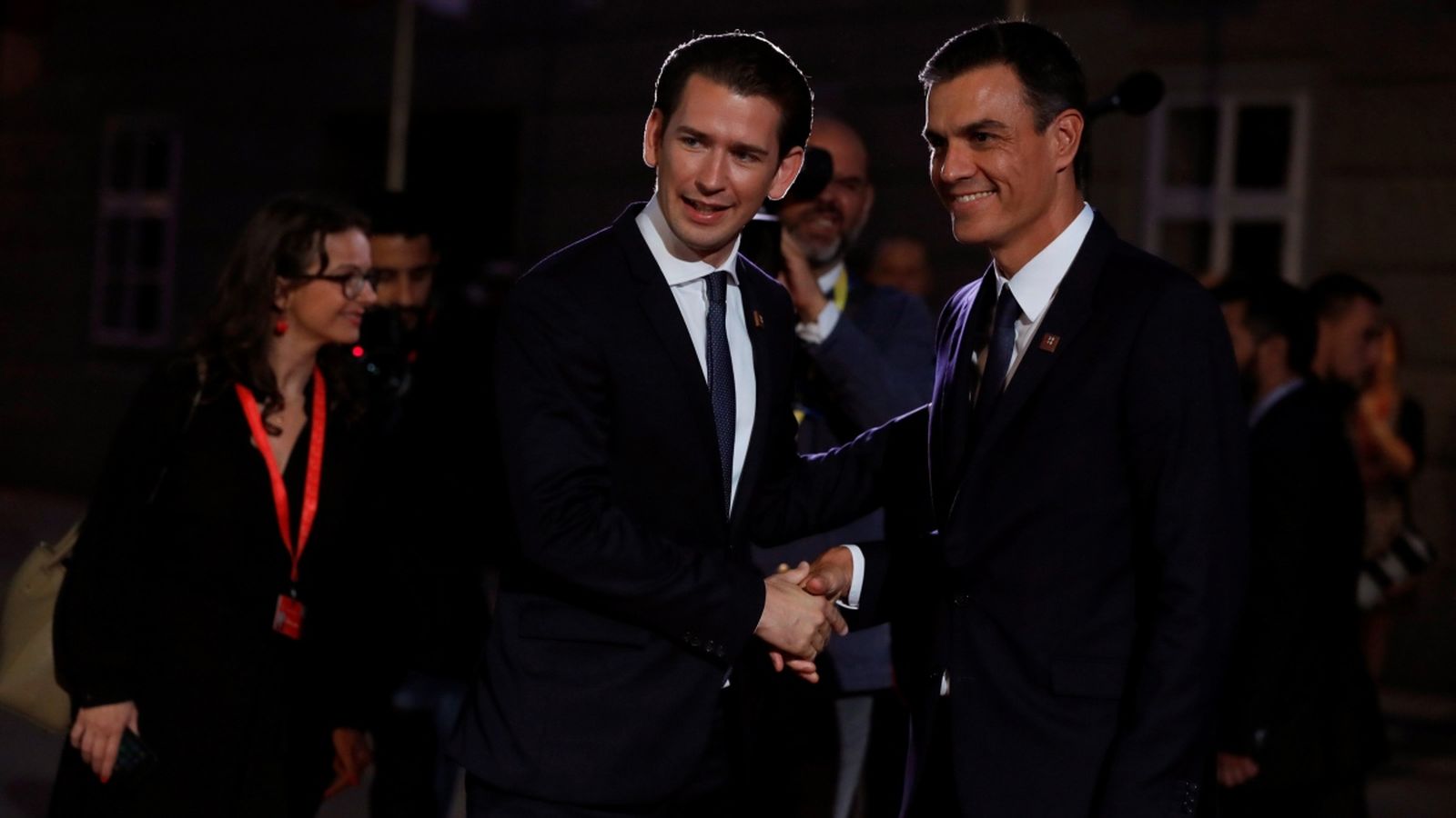 El canceller austríac, Sebastian Kurz, saluda el president del govern espanyol, Pedro Sánchez, en l'arribada a la cimera de caps d'estat i de govern de la UE