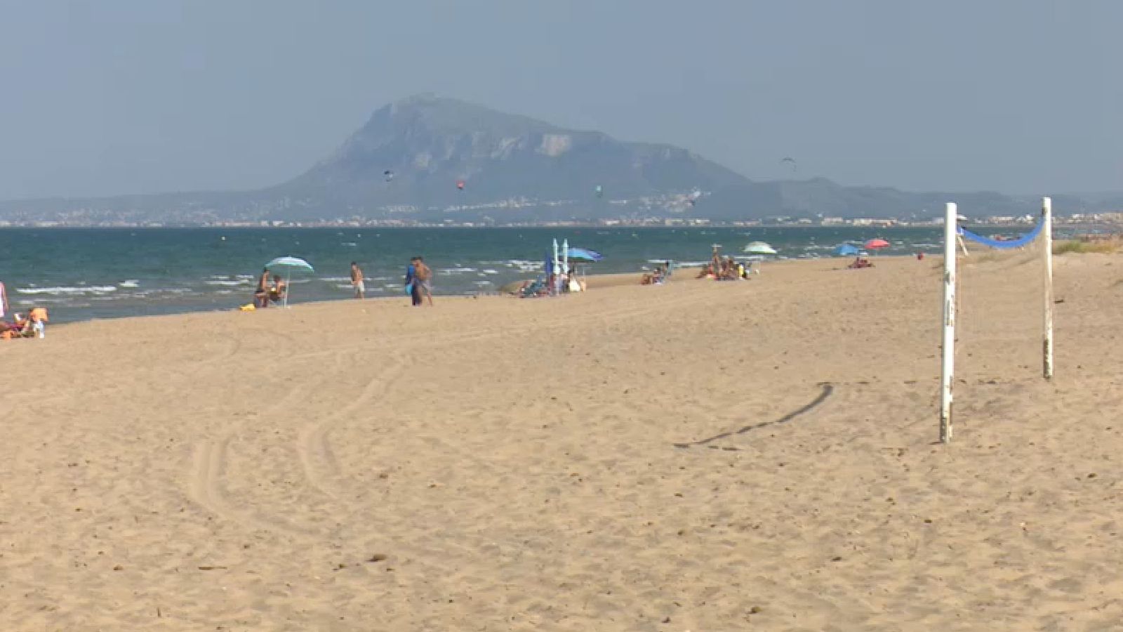 Una de les platges d'Oliva tancades al bany este dimarts, però on ja està permés endinsar-se en la mar
