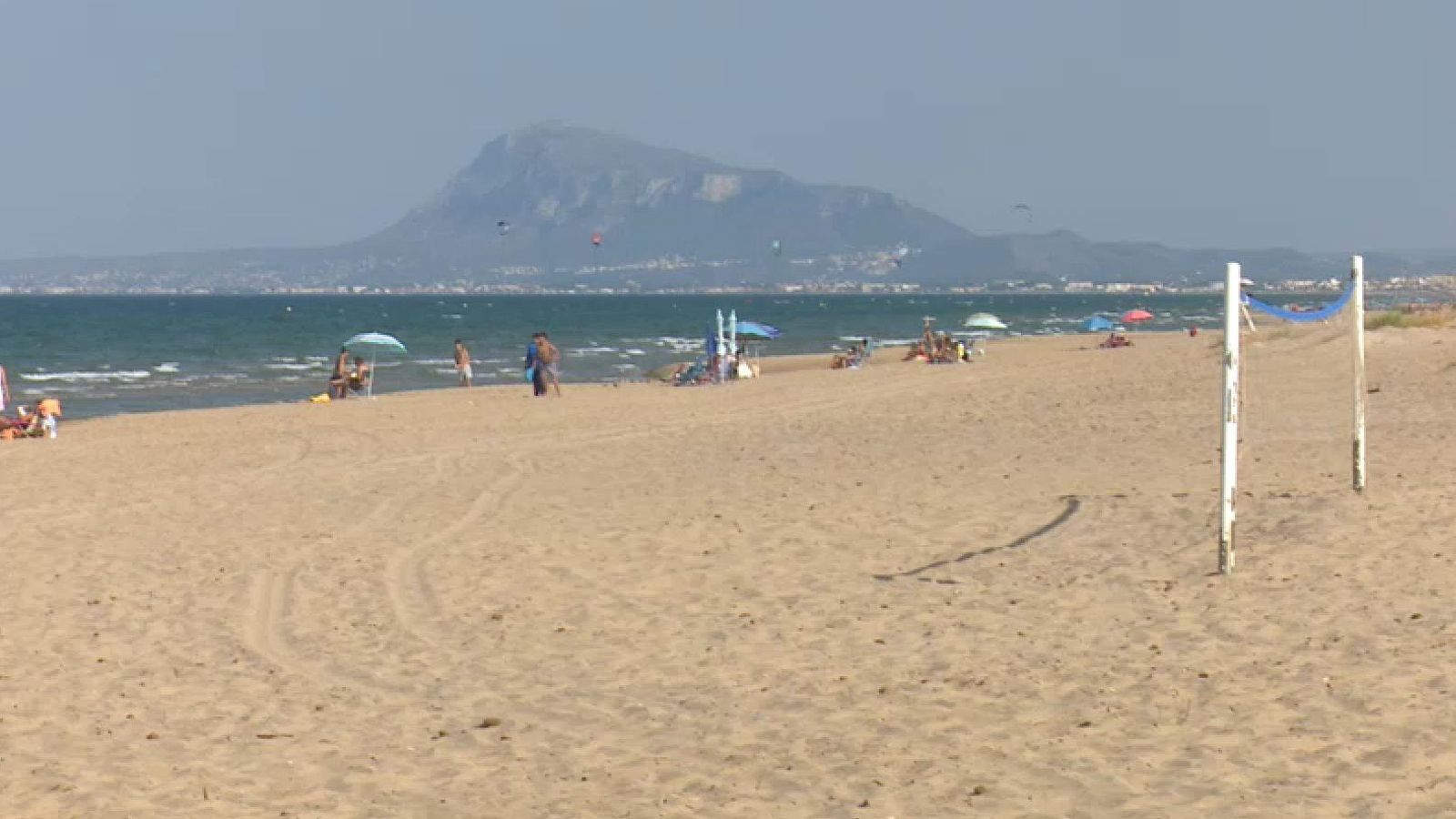 Una de les platges d'Oliva tancades al bany este dimarts, però on ja està permés endinsar-se en la mar