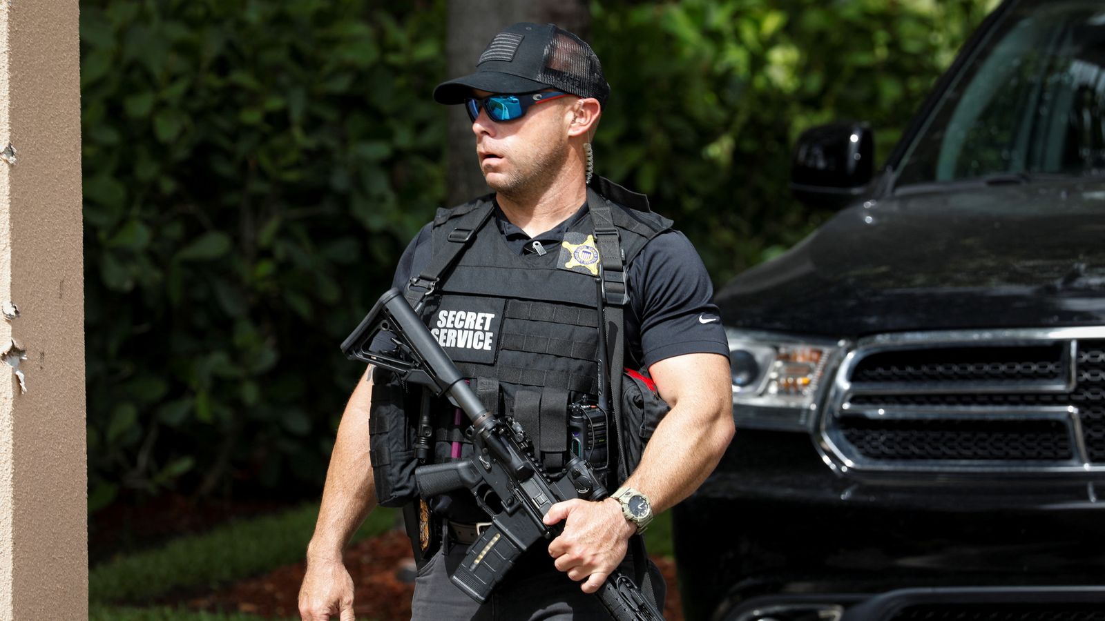 Un agent dels serveis secrets custodia l'entrada de la mansió de Trump a Florida