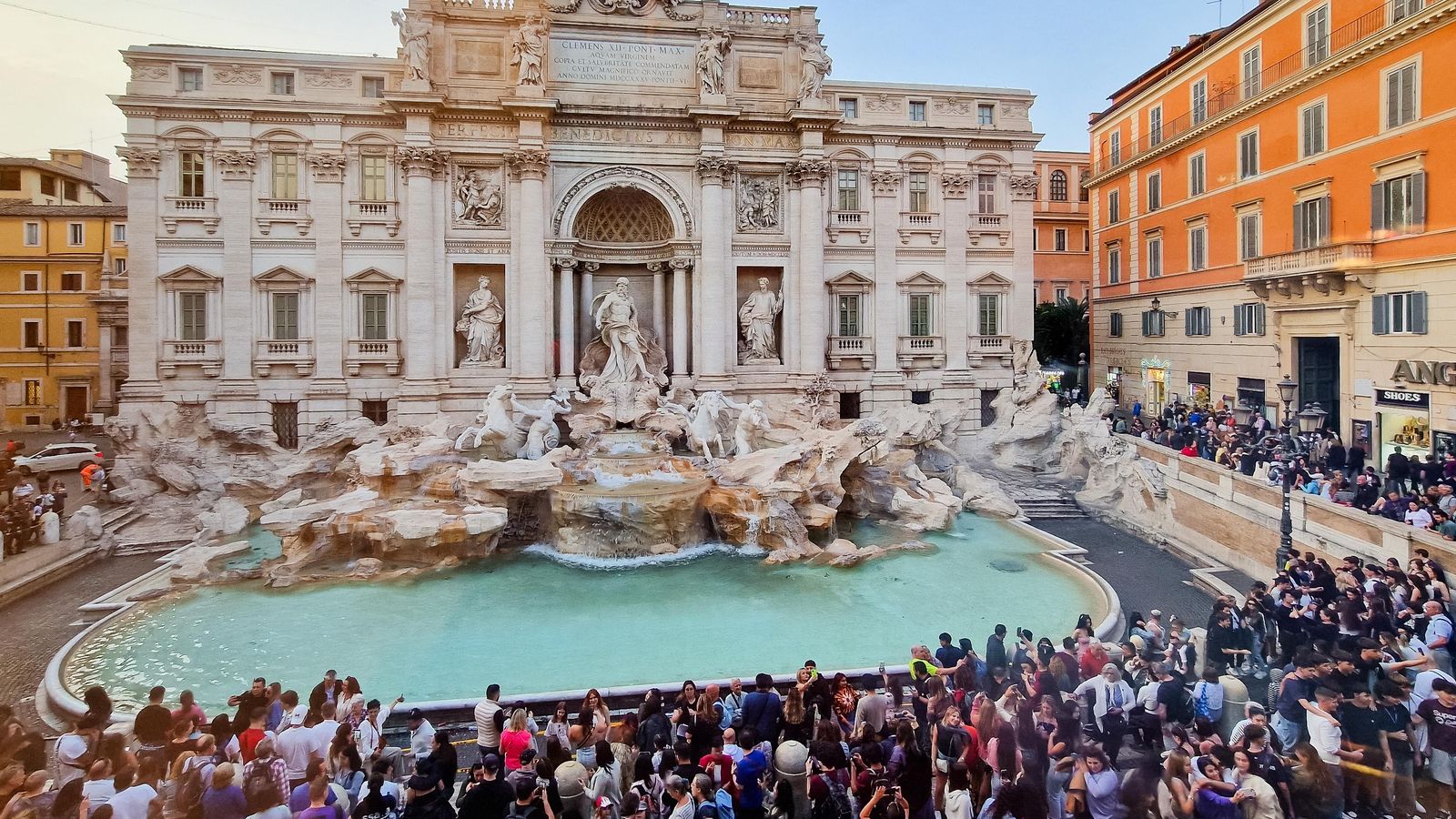 La Fontana di Trevi, envoltada per centenars de turistes