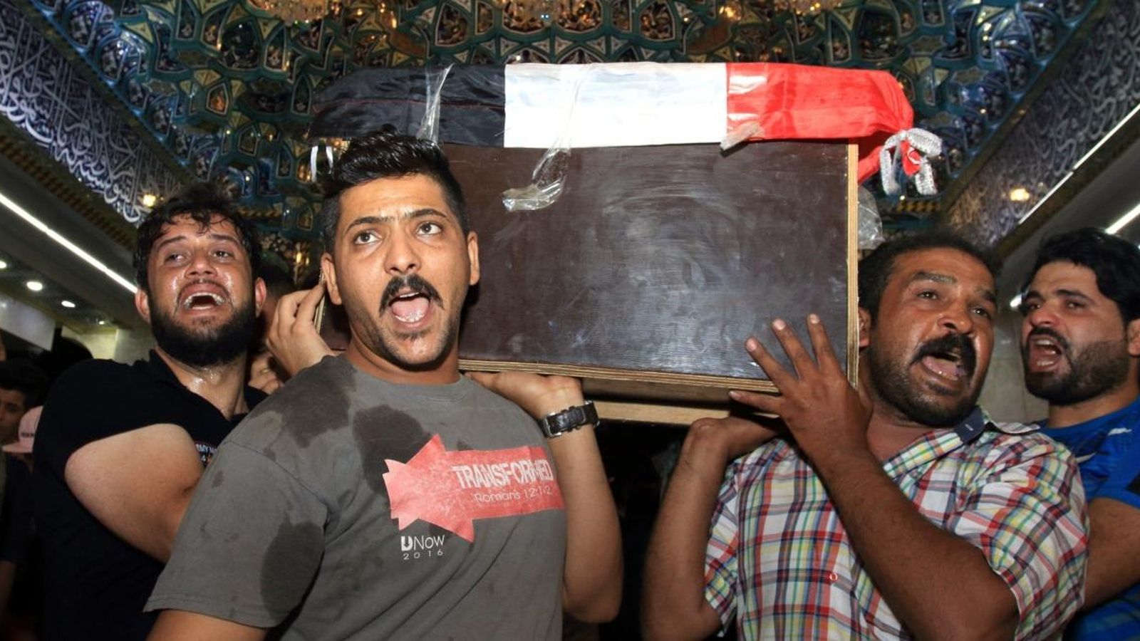 Diversos iraquians carreguen amb les restes mortals d'un home segrestat i assassinat per jihadistes del grup EI