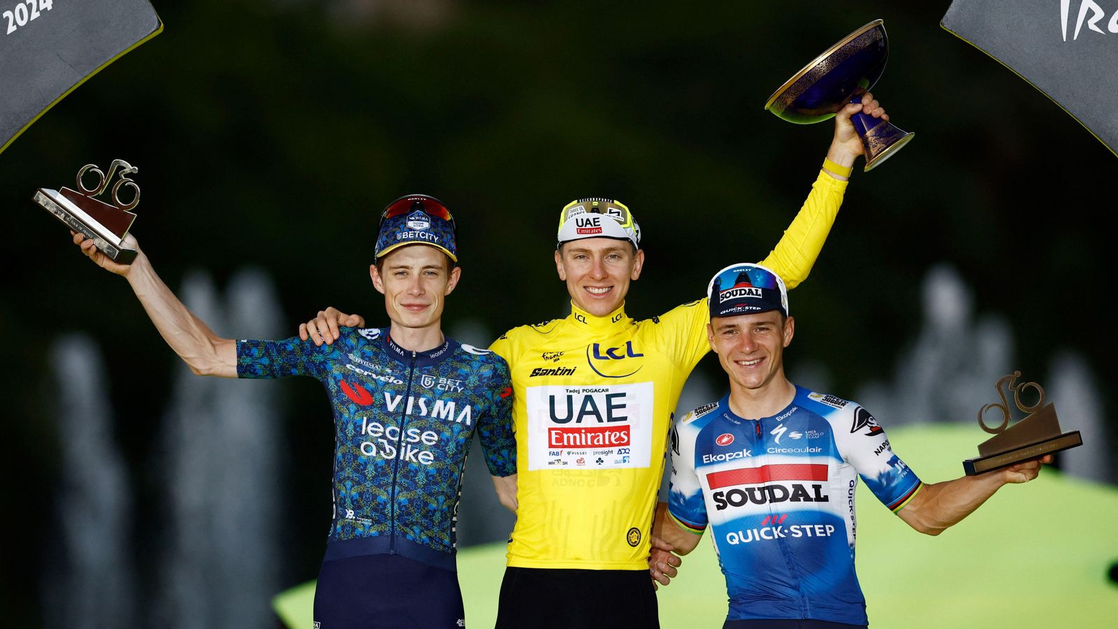 Pogacar, acompanyat de Vingegaard i Evenepoel, en el pòdium final Pogacar, acompanyat de Vingegaard i Evenepoel, en el pòdium final