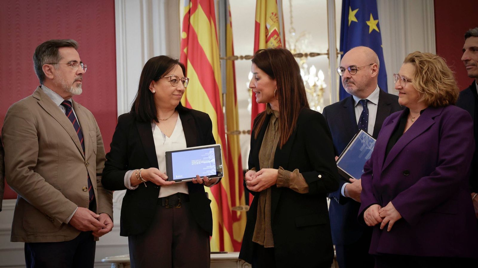 La consellera d'Hisenda, Ruth Merino, lliura el projecte de pressupostos de 2025 a les Corts