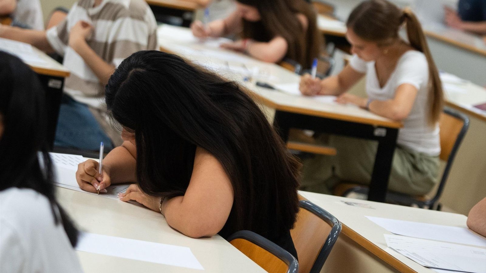 Estudiants realitzant un exàmen de les PAU en una imatge d'arxiu Estudiants realitzant un exàmen de les PAU en una imatge d'arxiu