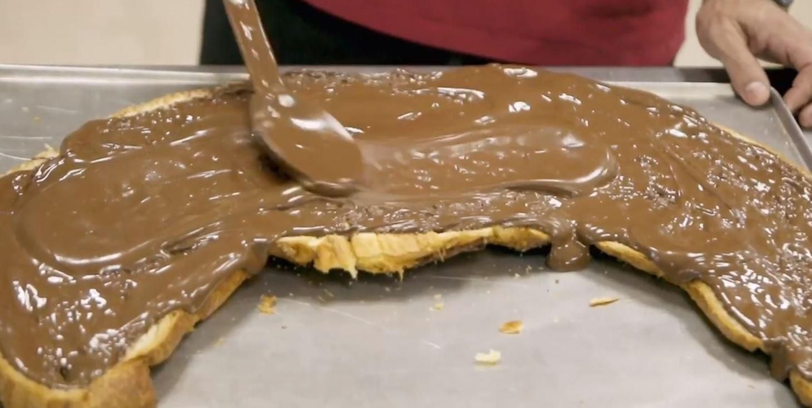 Farcint amb xocolate un croissant de tres quilos