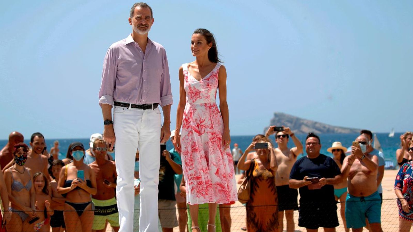 El rei Felip VI i la reina Leticia al passeig marítim de Benidorm