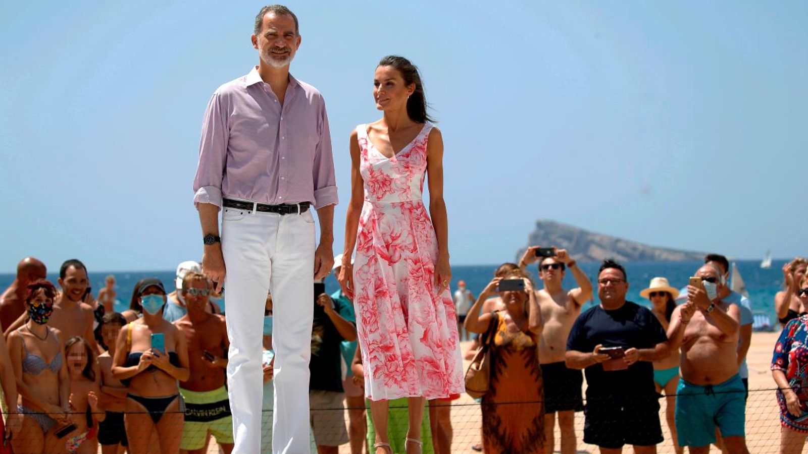 El rei Felip VI i la reina Leticia al passeig marítim de Benidorm