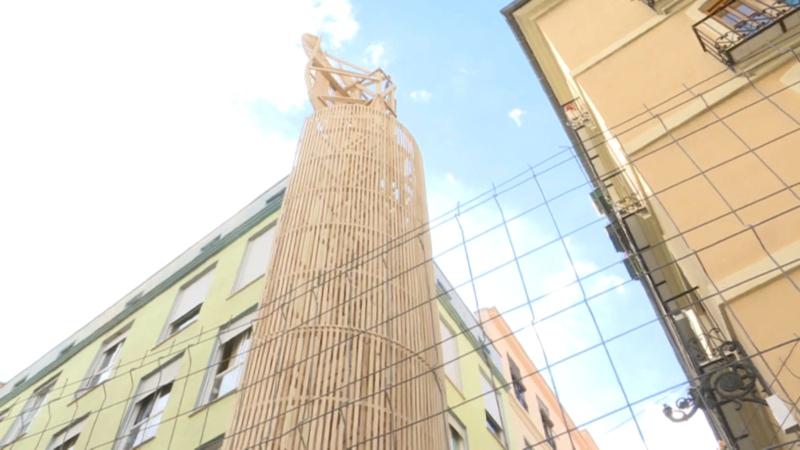 L'artista faller ha caigut d'una altura de quatre metres després de trencar-se l'escala on havia pujat.