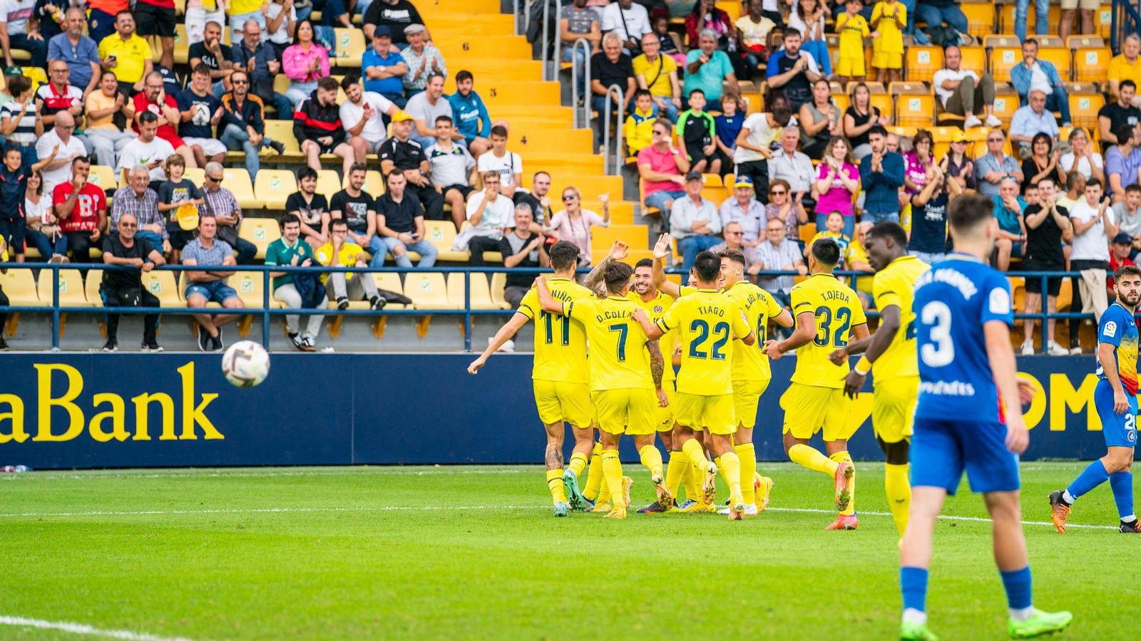 Els jugadors groguets celebren el gol