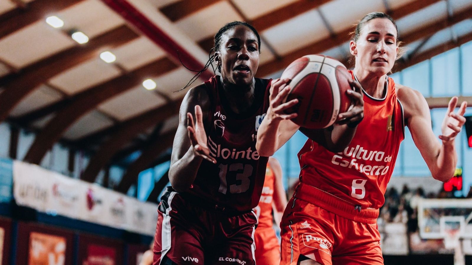 Rebecca Allen, en una acció del partit