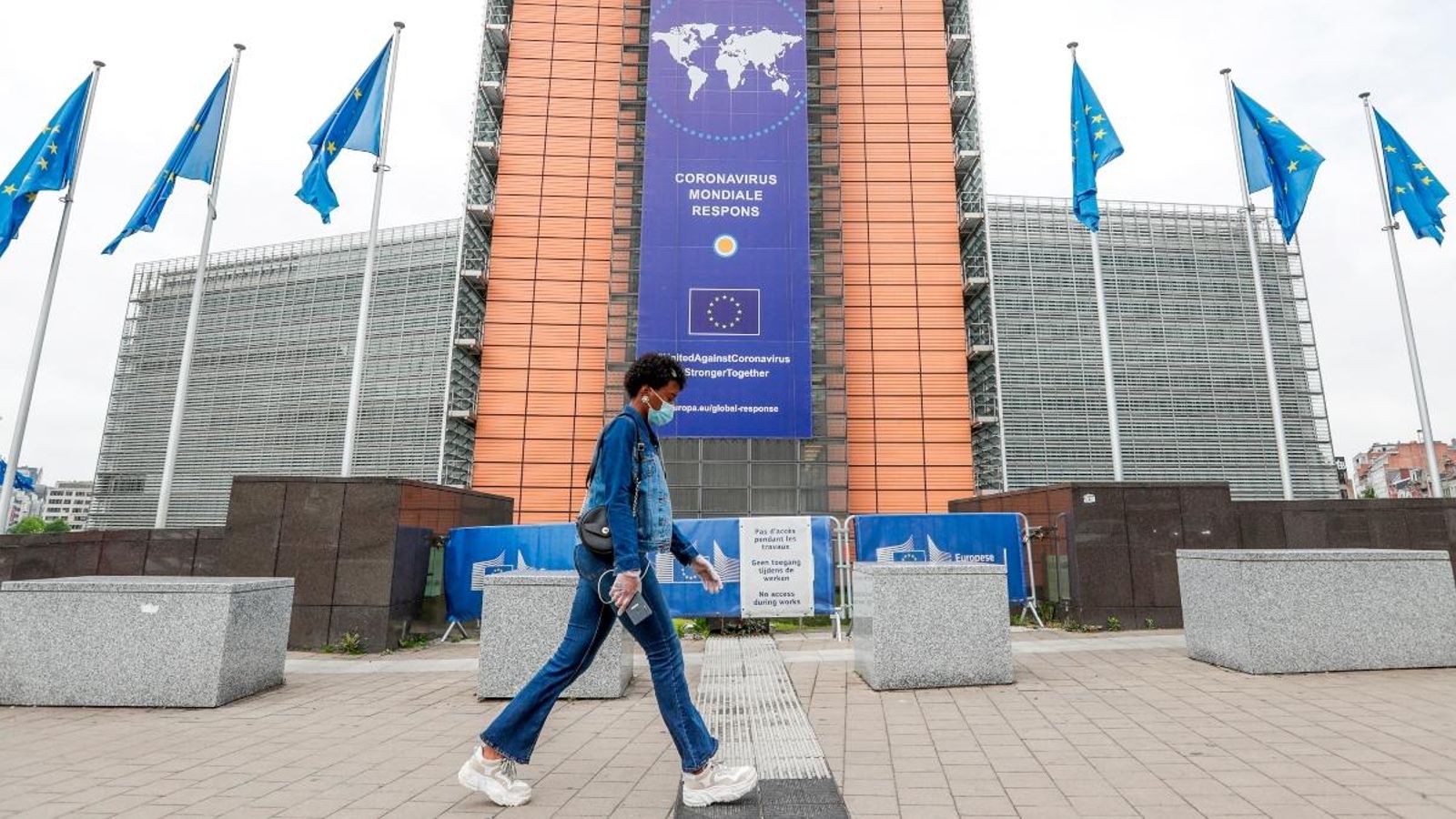 Una dona camina davant la seu de la Comissió Europea aquest dimarts a Brussel·les