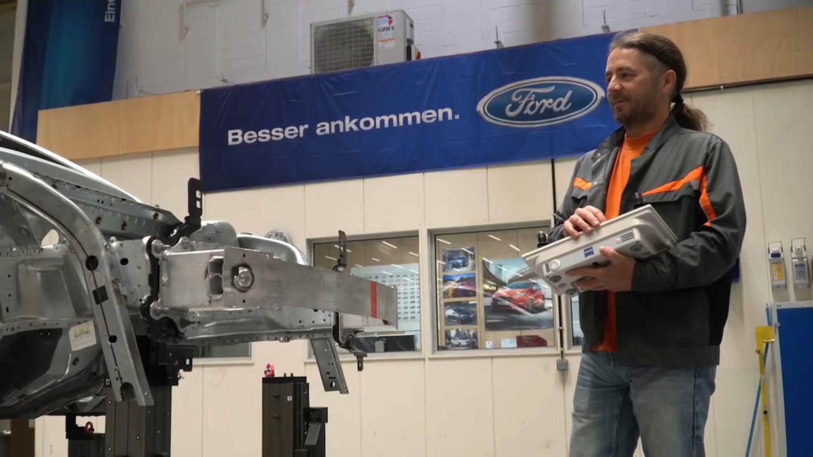 Un treballador de Ford en l'interior de la planta alemanya de Saarlouis