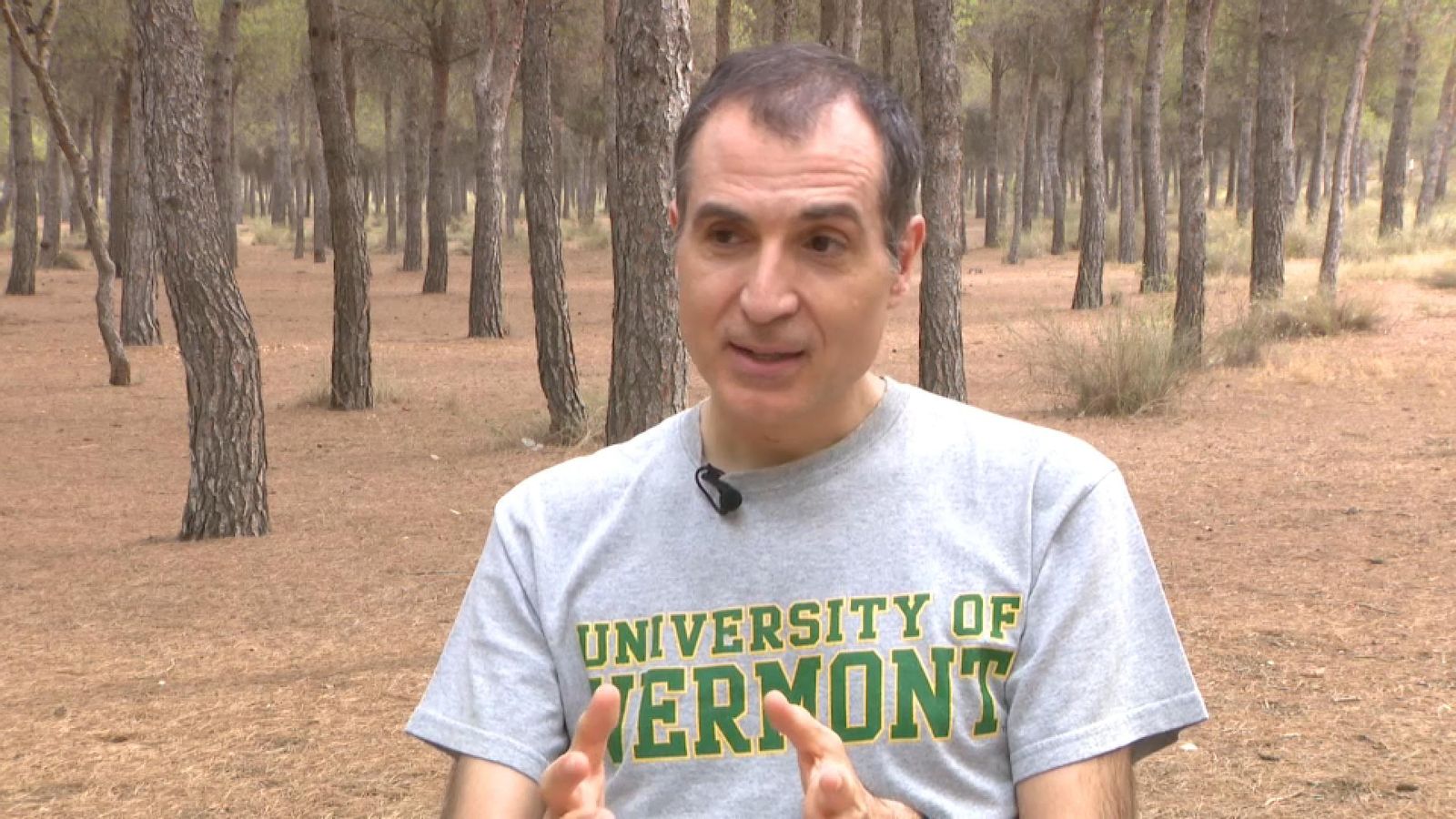 L'investigador de la UA Fernando Maestre, premi Jaume I de Medi Ambient, durant l'entrevista a À Punt NTC