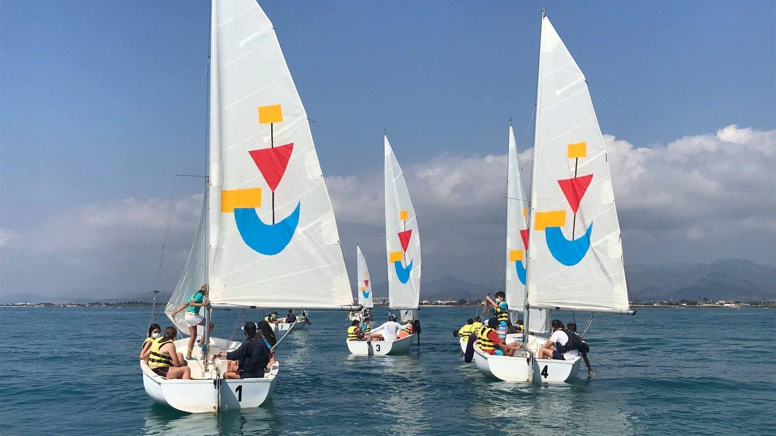 La vela és una de les activitats disponibles en els cursos estiuencs Borriana, Benicàssim i la Vila Joiosa organitzen diferents cursos d'activitat nàutiques