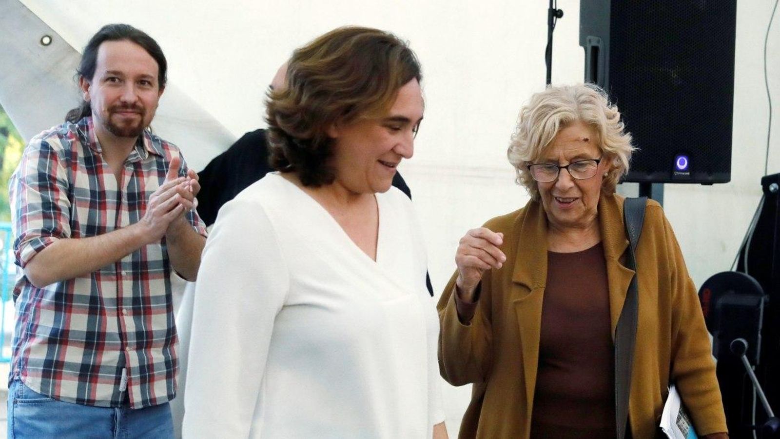 Les alcaldesses de Madrid (d) i Barcelona (e), arriben a l'acte acompanyades pel líder de Podem