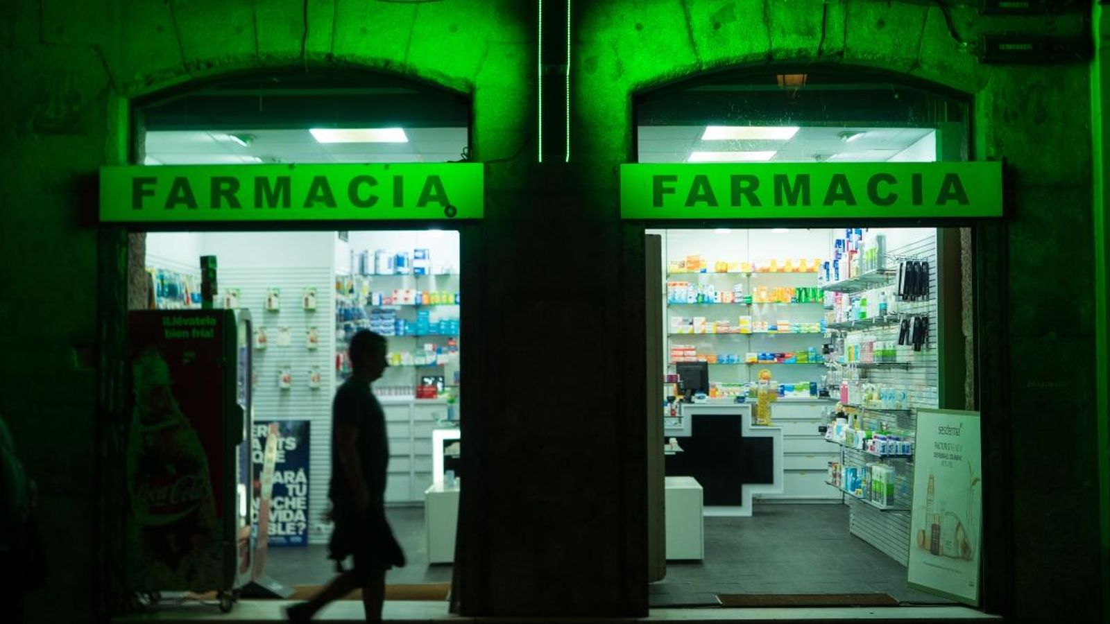 La possibilitat de que les farmàcies facen test de detecció de la Covid-19 ha obert un debat polític i professional