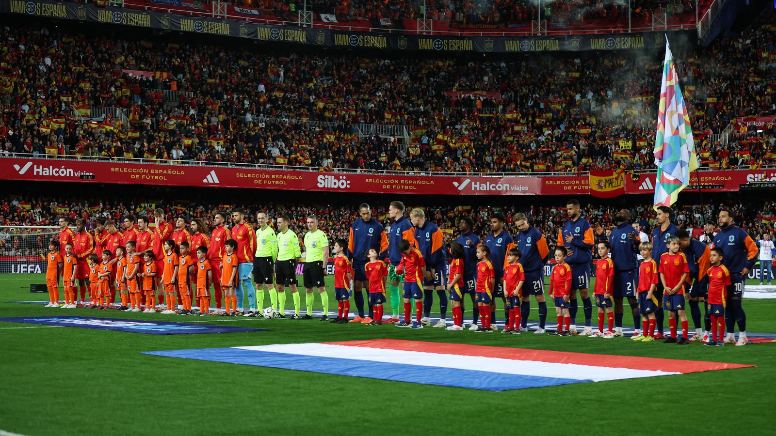 Els jugadors d'Espanya i els Països Baixos, en el partit disputat a Mestalla el març del 2025