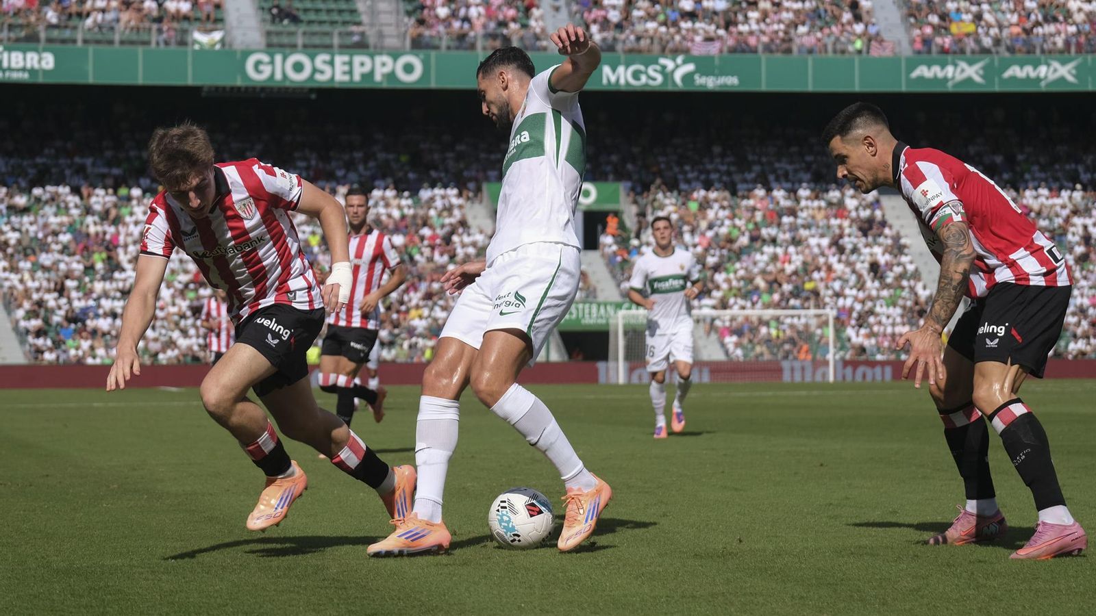 Rafa Mir regateja un jugador de l'Athletic Club