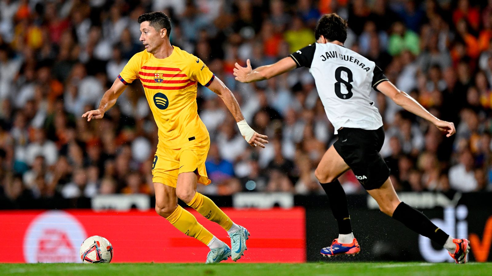 Lewandowski i Javi Guerra, en una acció del duel