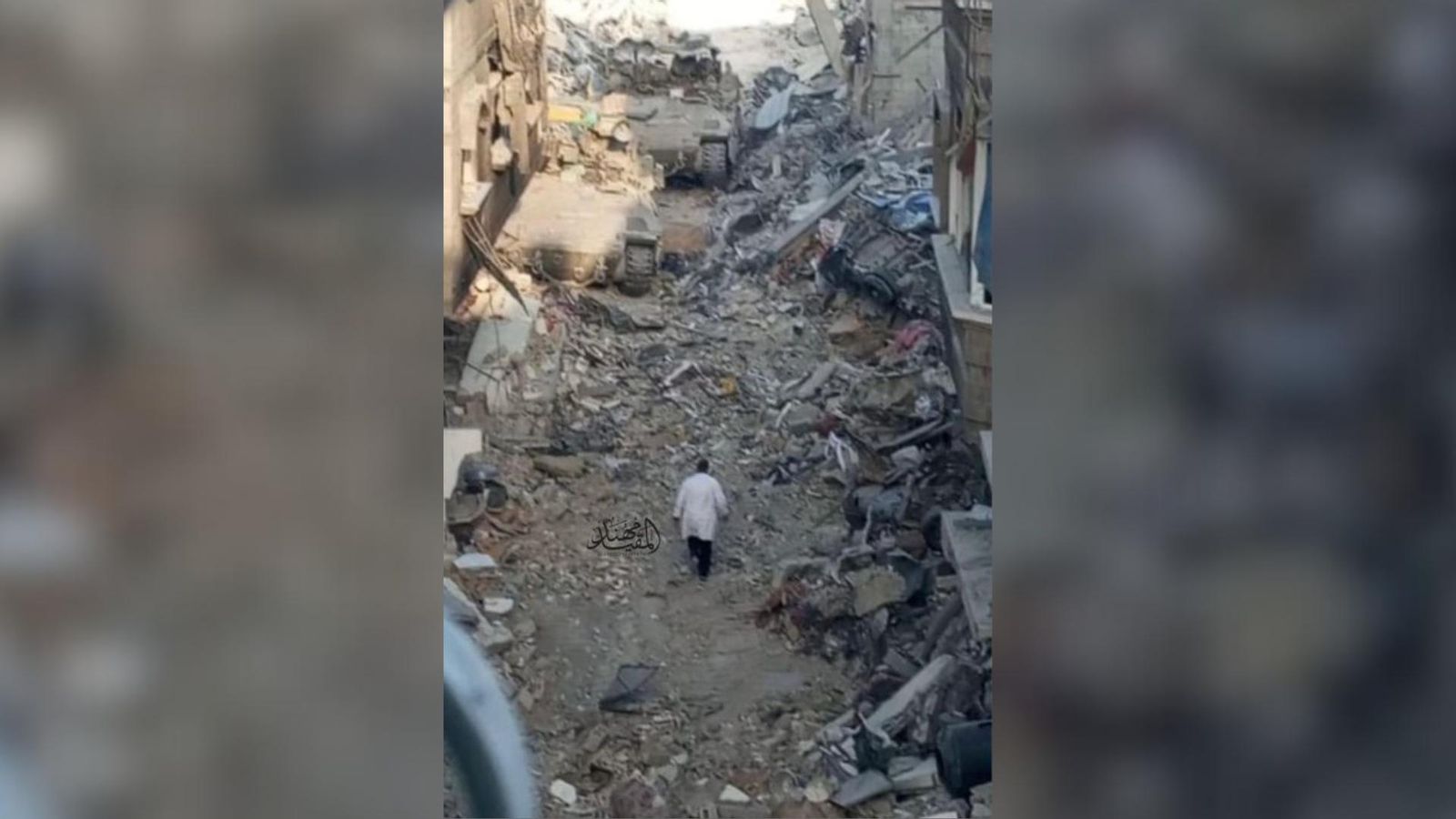 Última imatge coneguda de Husam Abu Safiya, dirigint-se cap a un tancs israelians per a entregar-se