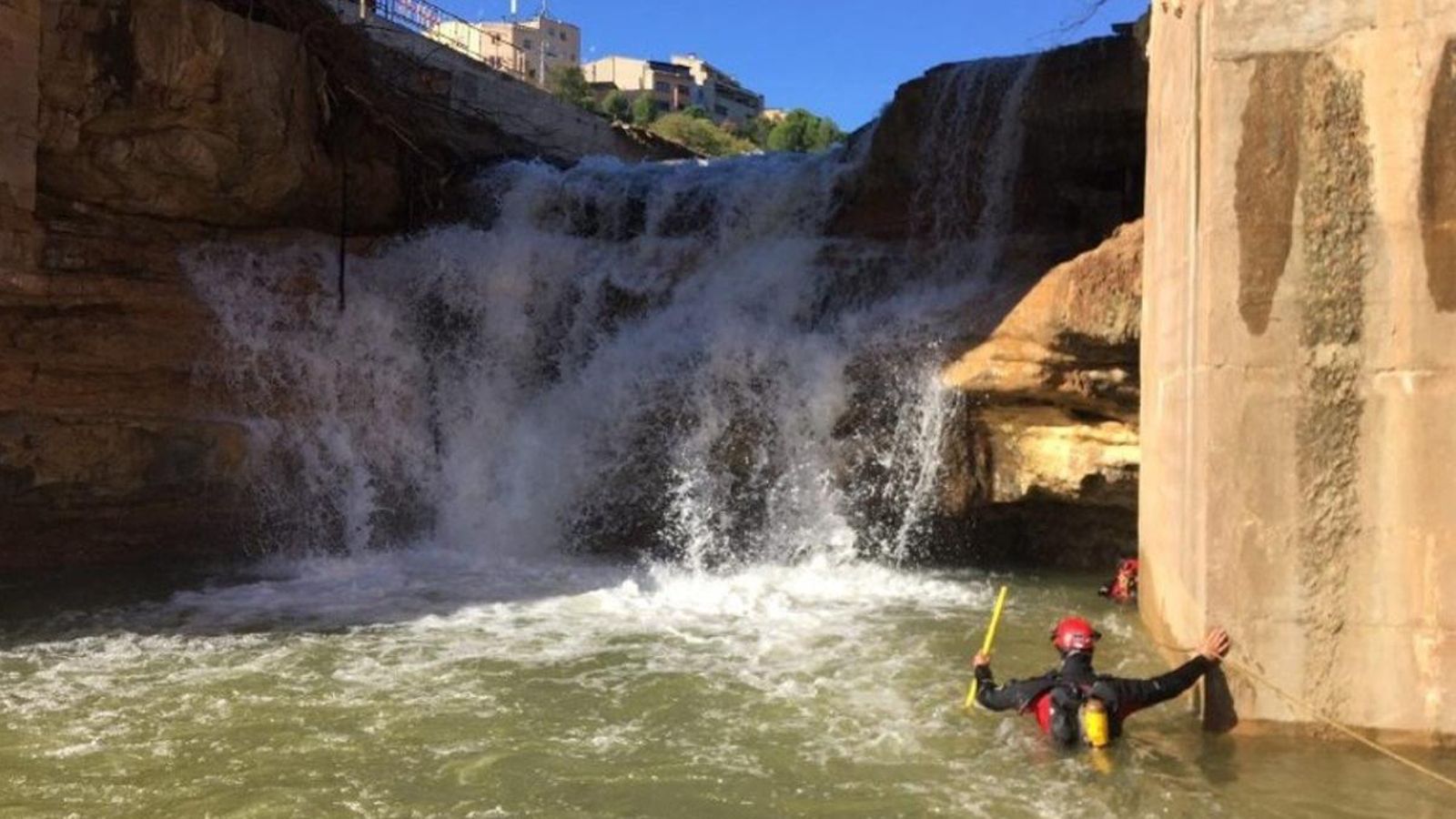Un bomber busca desapareguts pel temporal a l'Espluga de Francolí (Tarragona)
