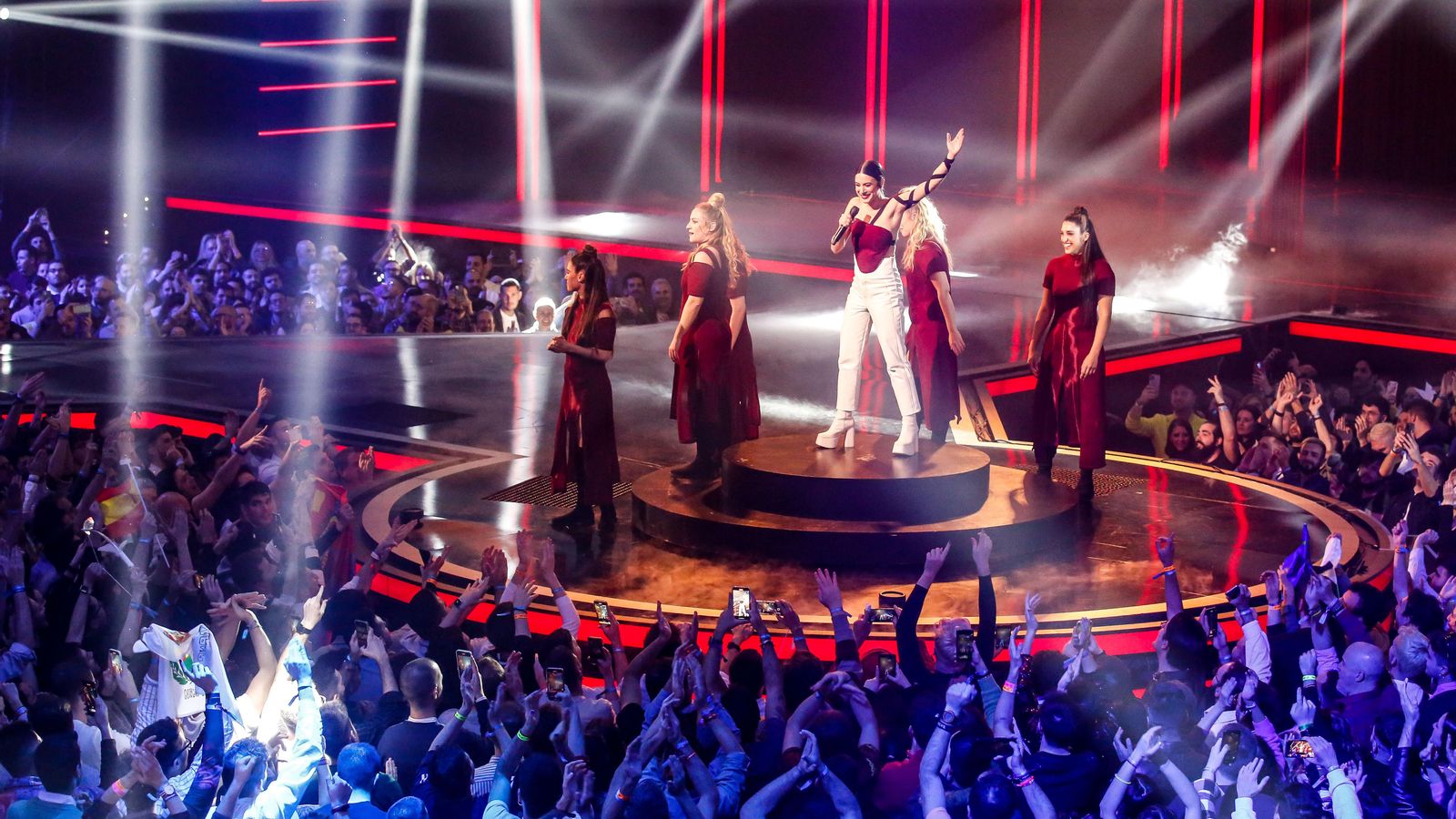 Blanca Paloma i el seu equip durant la gala final del Benidorm Fest 2023