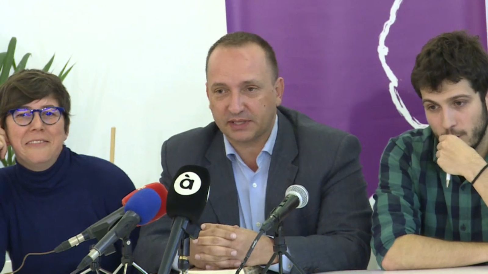 El cap de llista de Podem a les eleccions autonòmiques, Rubén Martínez Dalmau (centre)