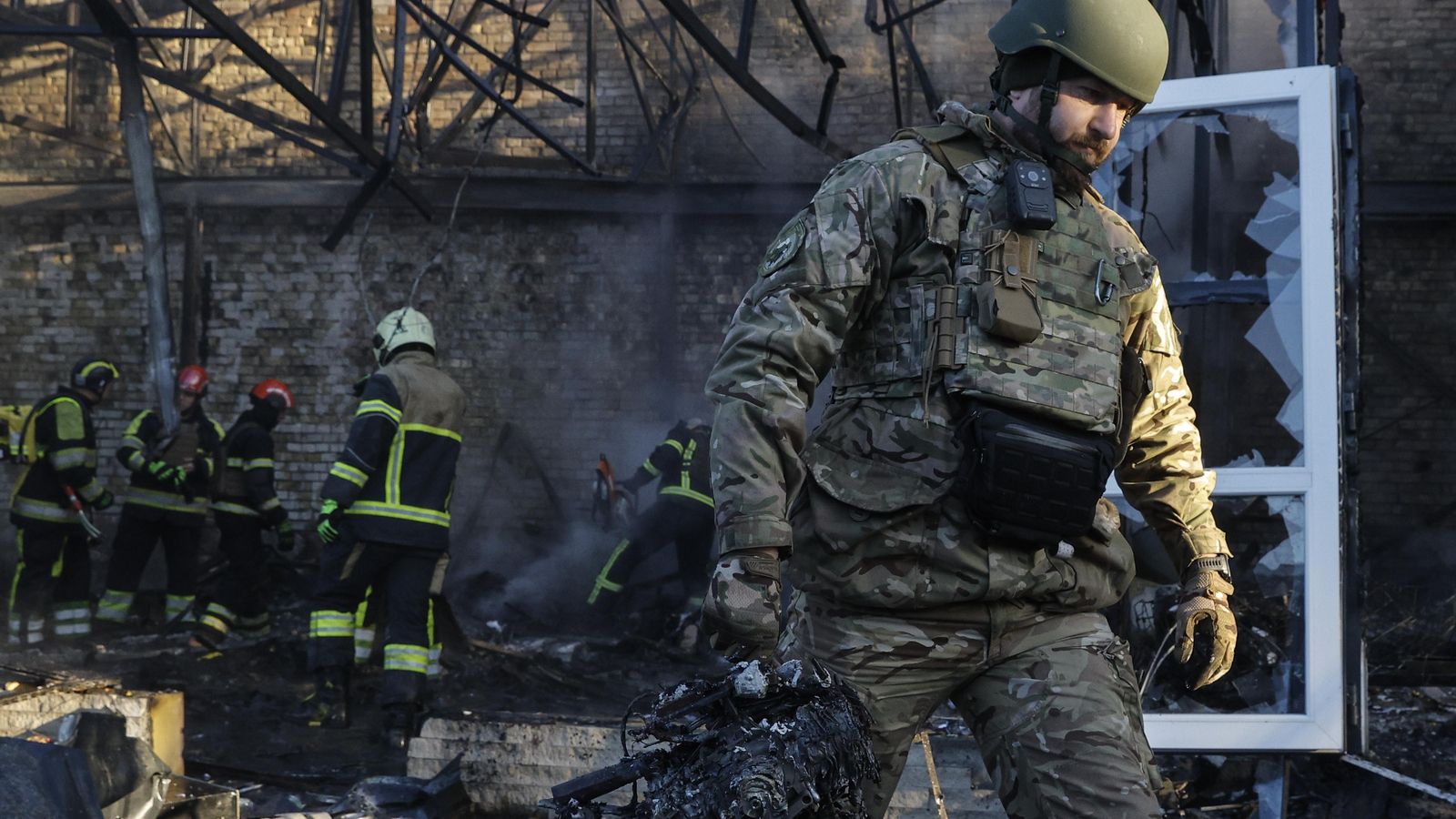 Un expert ucraïnés porta restes d'un dron en el lloc d'un atac rus en una zona residencial de Kíiv