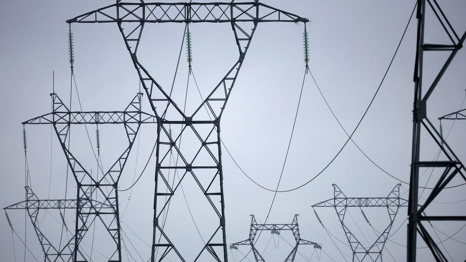 Línies elèctriques d'alta tensió que travessen els camps a Reze, prop de Nantes, a França