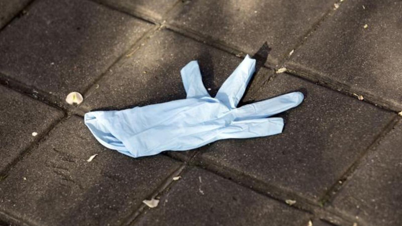 Alacant multarà amb fins a 3.000 euros per tirar mascaretes i guants usats a terra