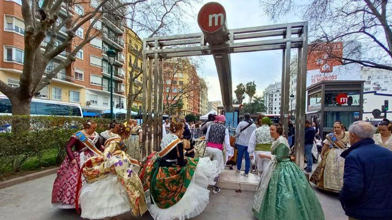 Falleres i fallers entren en una boca de Metrovalència