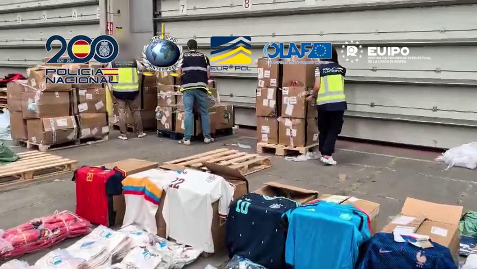 Escorcoll de la Policia Nacional contra el tràfic de falsicacions de camisetes del Mundial de Futbol