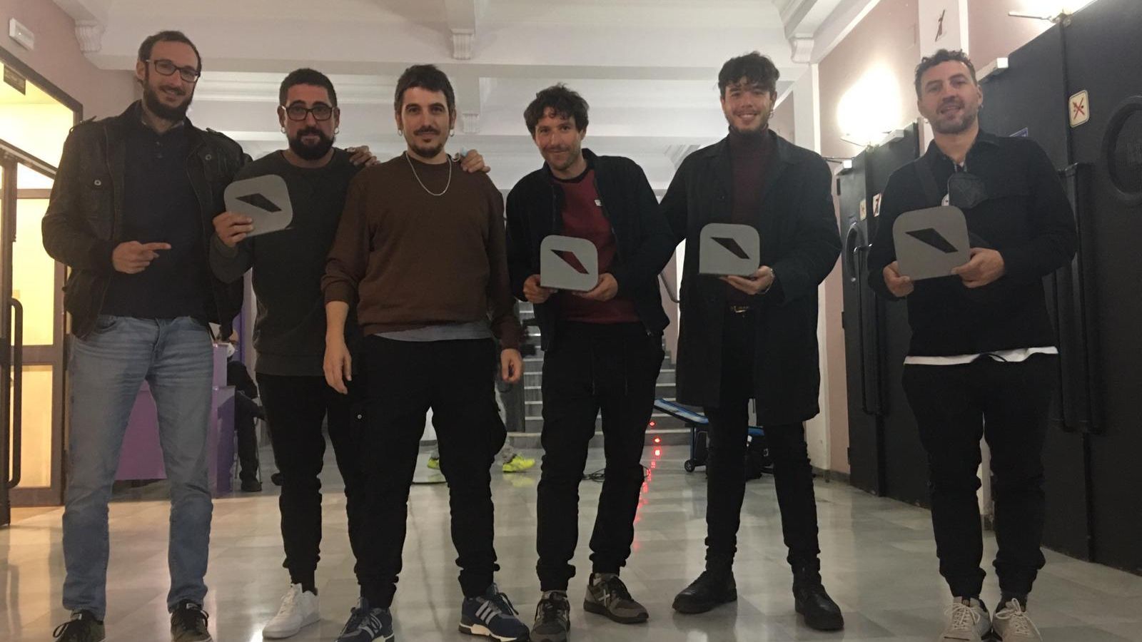 La banda valenciana Zoo posa amb els quatre guardons que han guanyat en els Premis Ovidi