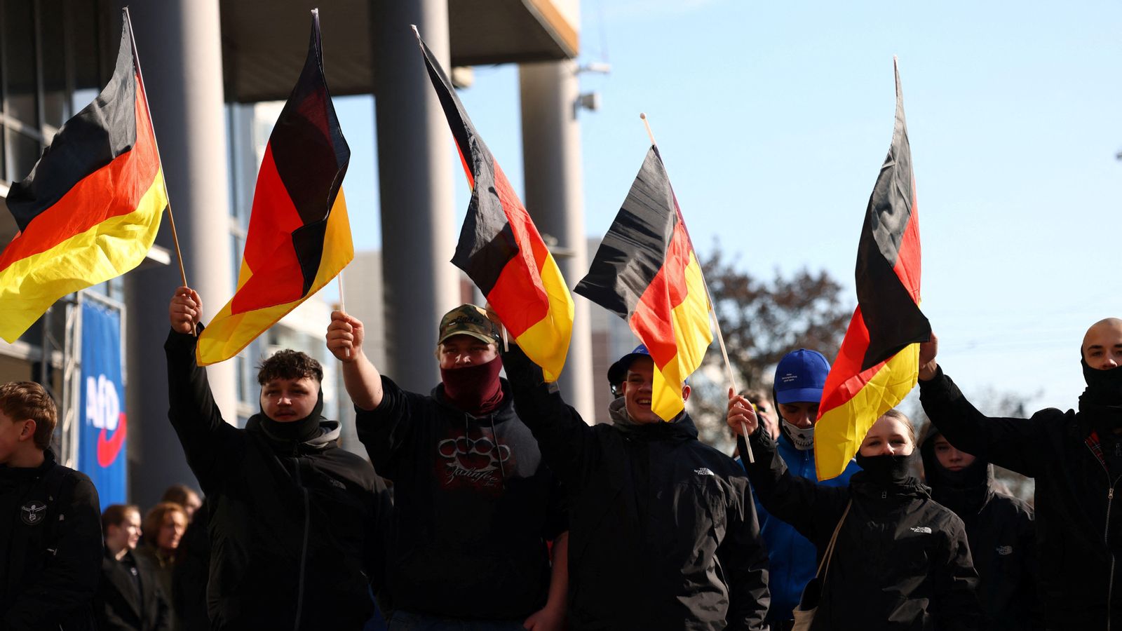 Els simpatitzants d’Alternativa per Alemanya, força d’extrema dreta, mostren banderes del país en una concentració