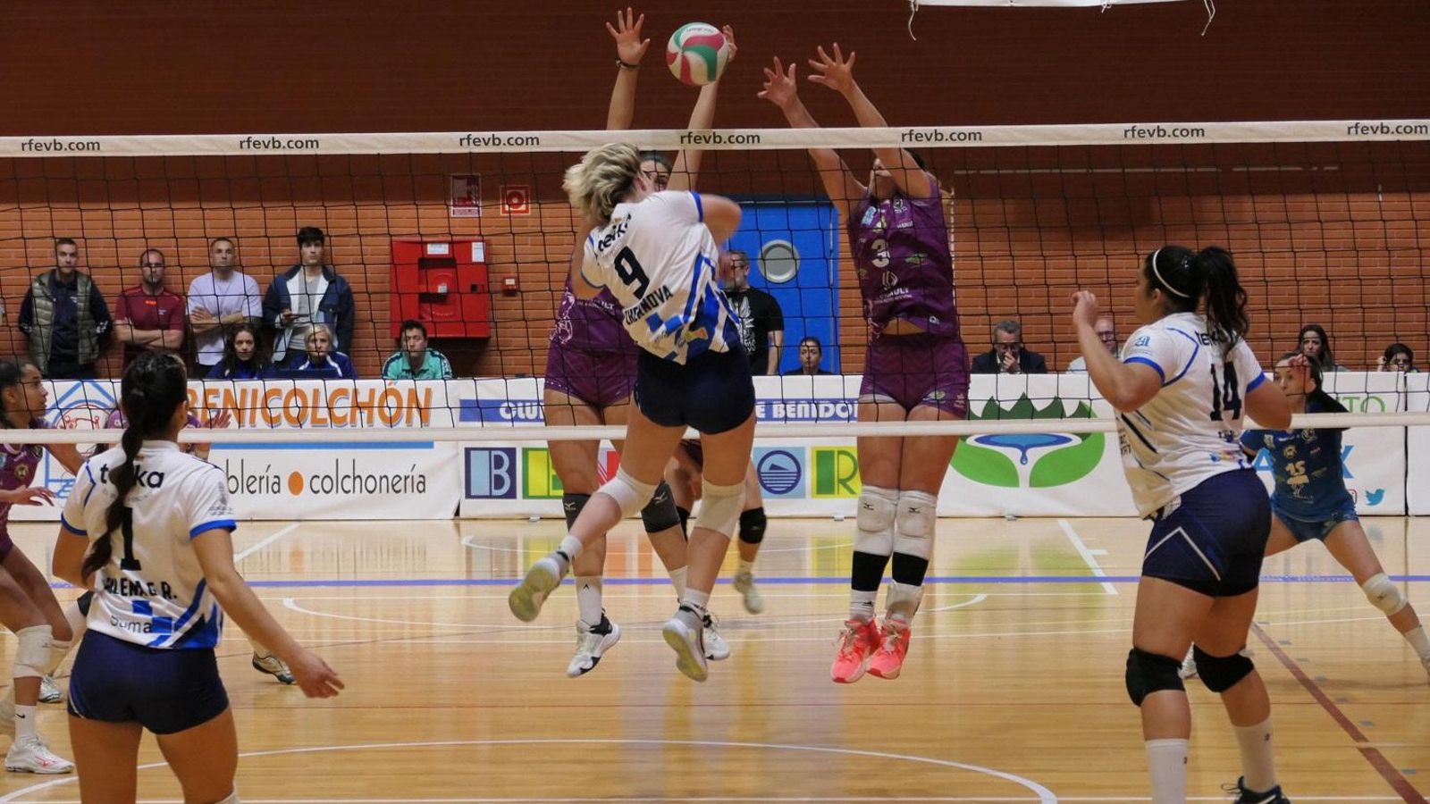 Una acció del partit al Palau l'Illa de Benidorm