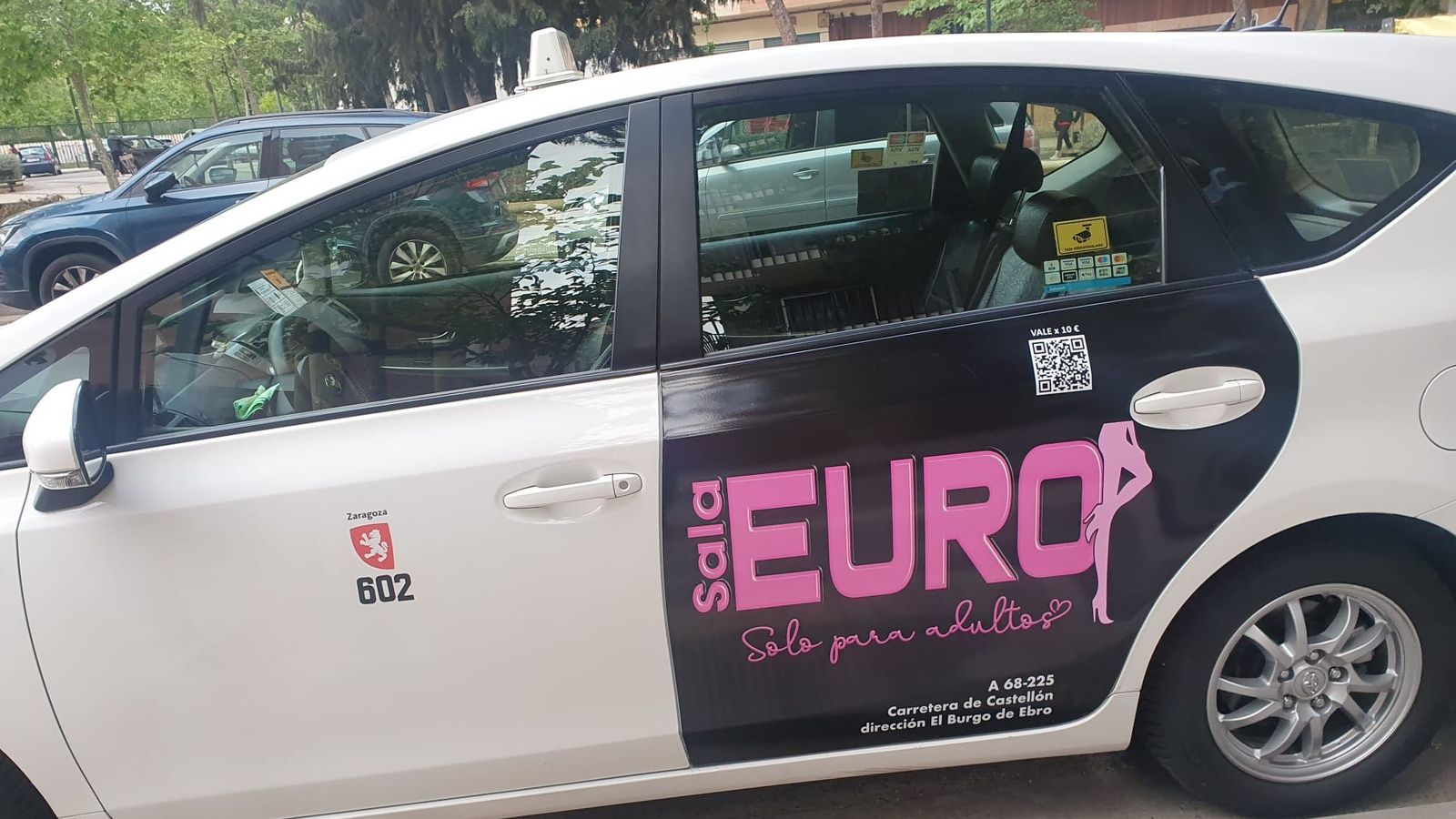 Anunci del prostíbul que lluien els taxis de Saragossa