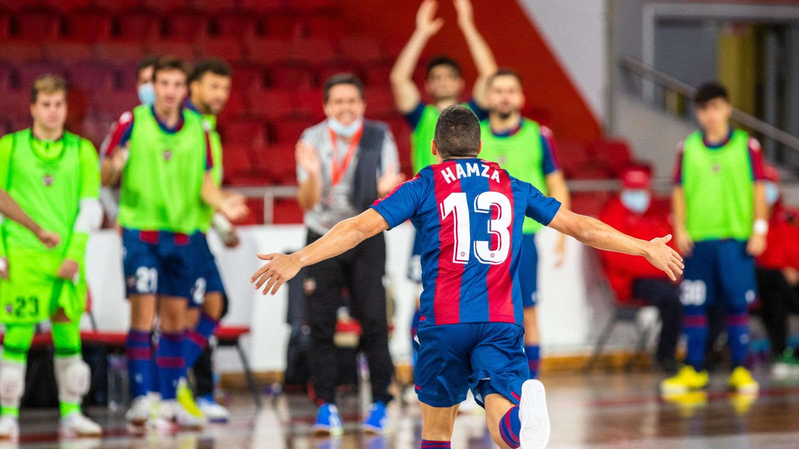 Hamza celebra un gol