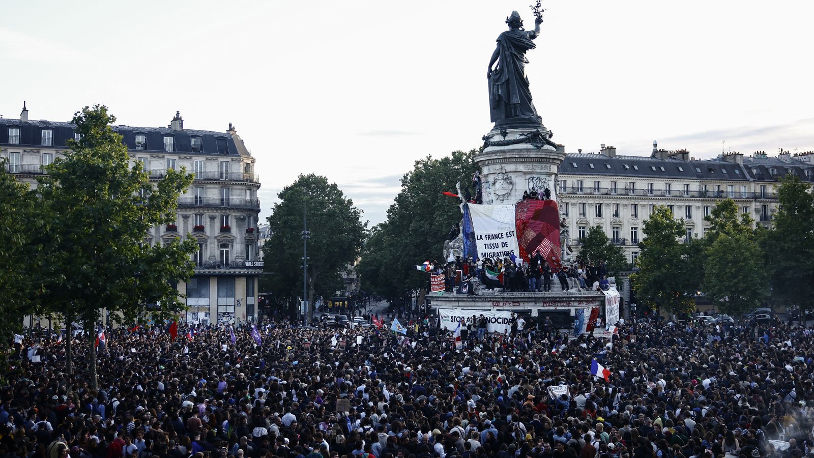 Els francesos celebren a la plaça de la República de París els resultats de les eleccions legislatives