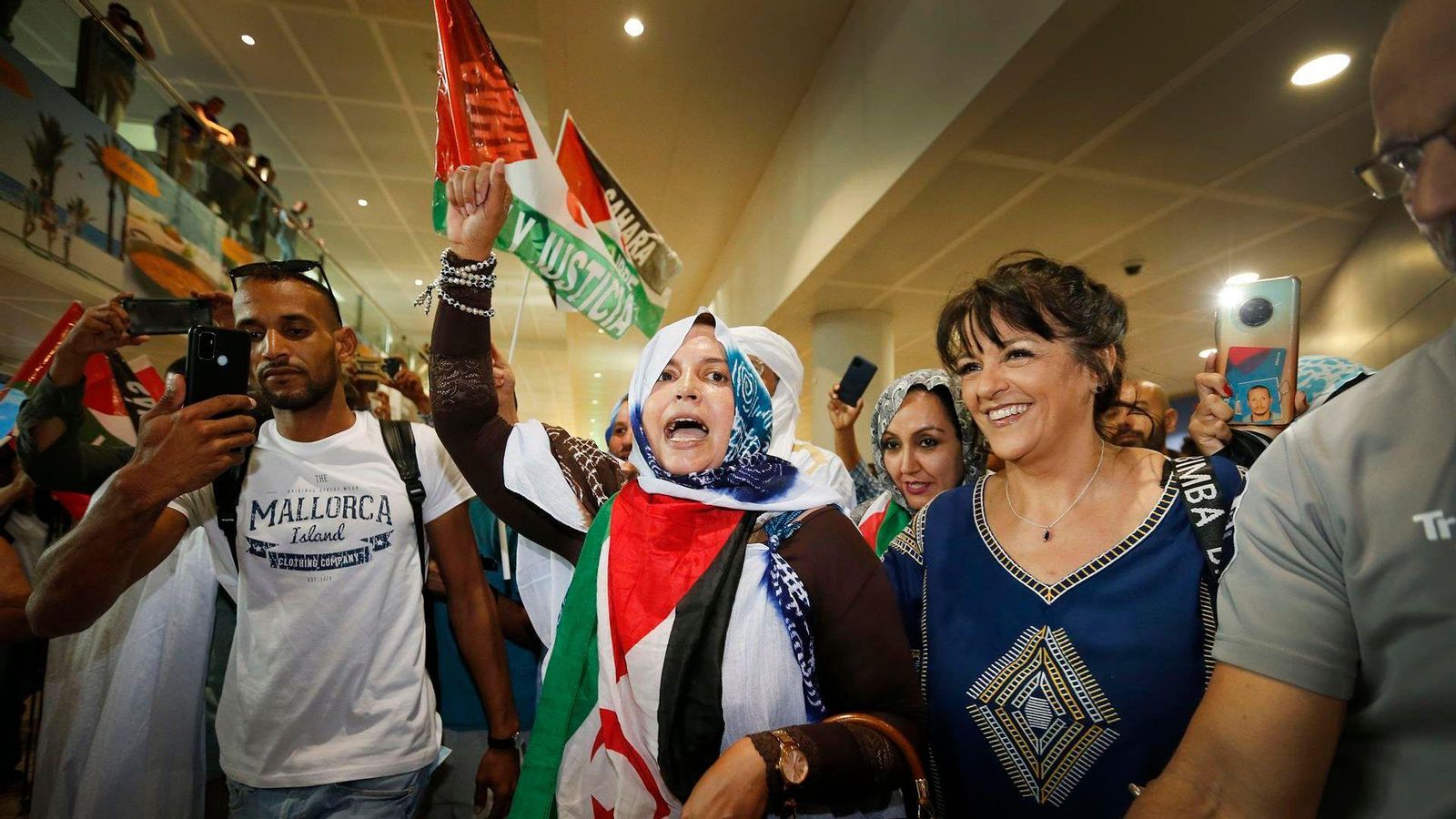 Sultana Khaya a la seua arriba a l'aeroport d'Alacant-Elx