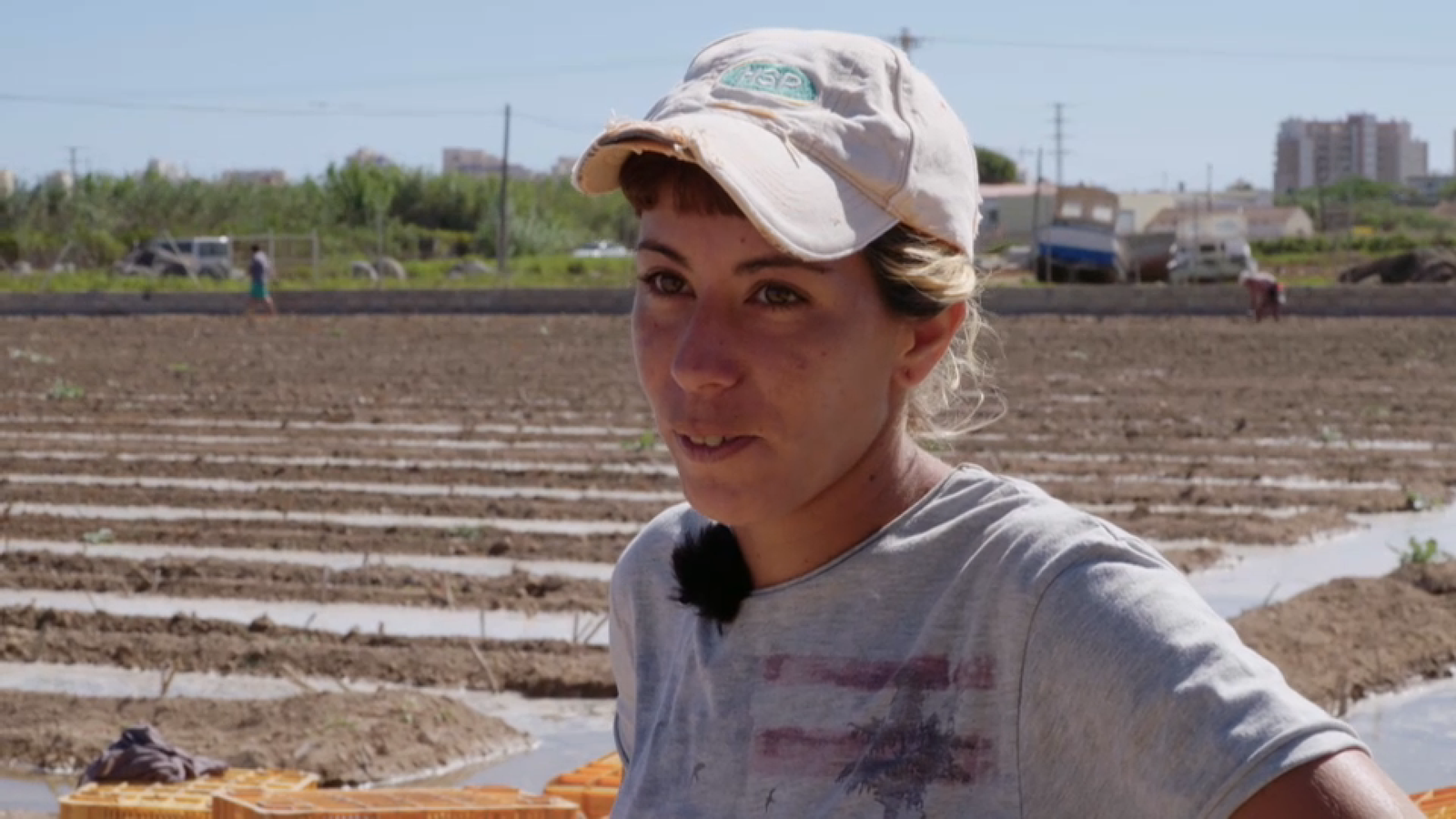 Elena, la parella d'Hèctor, també treballa al camp