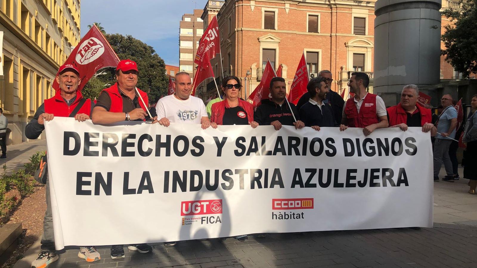 "Drets i salaris dignes en la indústria taulellera", cartell de la manifestació d'esta vesprada a Castelló